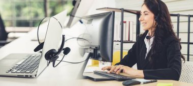 Ofiste çalışan, kulaklık takan iş adamları daha geniş görüşlü.