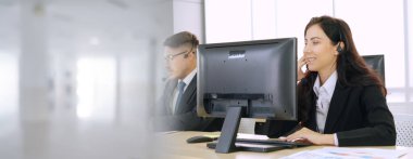 Ofiste çalışan, kulaklık takan iş adamları daha geniş görüşlü.