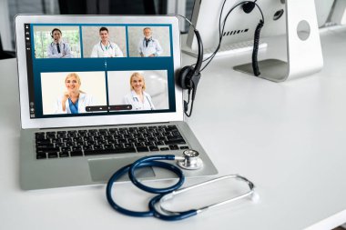 Doktorun hastayla aktif olarak konuşması için internet üzerinden teletıp görüntüsü