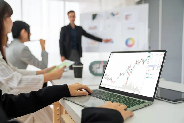 Empresária em analisar dados do mercado de ações usando computador portátil proficientemente — Fotografia de Stock