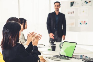 İş kadını, iş projesinde yeterlilikle yer alırsa ekipten kutlamalar aldı