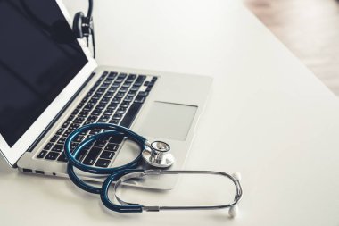 Klinikteki kulaklık ve doktor ekipmanları hasta için aktif destek için hazır.