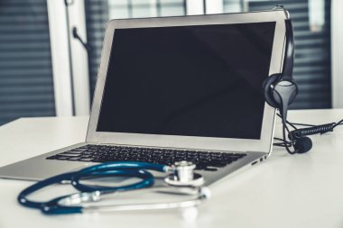 Klinikteki kulaklık ve doktor ekipmanları hasta için aktif destek için hazır.