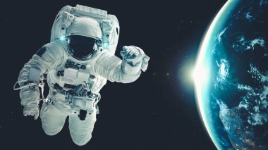 Astronot uzay yürüyüşü yaparken uzay uçuşları görevinde çalışıyor.