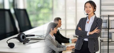 Ofiste çalışan, kulaklık takan iş adamları daha geniş görüşlü.