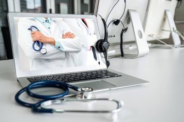 Doktorun hastayla aktif olarak konuşması için internet üzerinden teletıp görüntüsü
