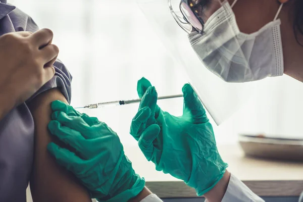 Młoda kobieta odwiedza zręcznego lekarza w szpitalu w celu szczepienia — Zdjęcie stockowe