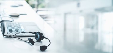 Çağrı merkezindeki kulaklık ve müşteri destek ekipmanları aktif hizmete hazır.