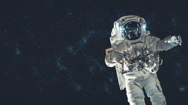 Astronot uzay yürüyüşü yaparken uzay uçuşları görevinde çalışıyor.