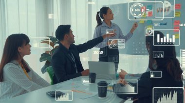 Şirket personeli toplantısındaki iş adamları imrendirici grafikle