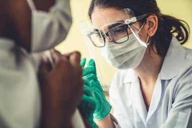 Genç adam, aşı için yetenekli doktoru hastanede ziyaret ediyor.