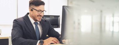 Ofiste çalışan, kulaklık takan iş adamları daha geniş görüşlü.