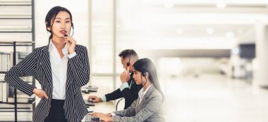 Ofiste çalışan, kulaklık takan iş adamları daha geniş görüşlü.