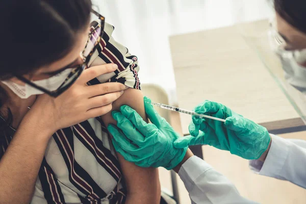 Ung kvinna besöker skicklig läkare på sjukhuset för vaccination — Stockfoto