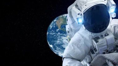Astronot uzay yürüyüşü yaparken uzay uçuşları görevinde çalışıyor.