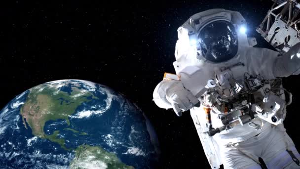 宇宙飛行士は宇宙飛行士の仕事をしながら宇宙遊泳を行います — ストック動画