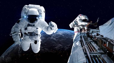 Astronot uzay yürüyüşü yaparken uzay uçuşları görevinde çalışıyor.