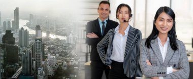 Ofiste çalışan, kulaklık takan iş adamları daha geniş görüşlü.