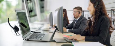 Ofiste çalışan, kulaklık takan iş adamları daha geniş görüşlü.