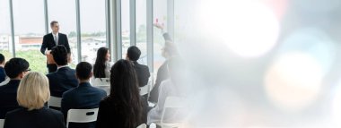 Seminer konferansında toplanan bir grup iş adamı daha geniş görüşlü