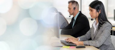 Ofiste çalışan, kulaklık takan iş adamları daha geniş görüşlü.