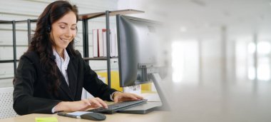 Ofiste çalışan, kulaklık takan iş adamları daha geniş görüşlü.