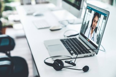 Doktorun hastayla aktif olarak konuşması için internet üzerinden teletıp görüntüsü