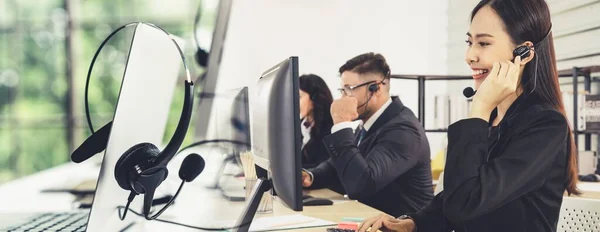 Empresários que usam fone de ouvido trabalhando no escritório ampliam a visão — Fotografia de Stock