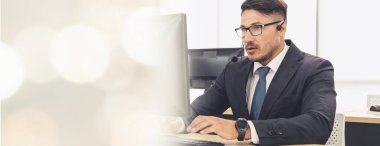 Ofiste çalışan, kulaklık takan iş adamları daha geniş görüşlü.