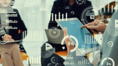 Şirket personeli toplantısındaki iş adamları imrendirici grafikle