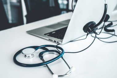 Klinikteki kulaklık ve doktor ekipmanları hasta için aktif destek için hazır.