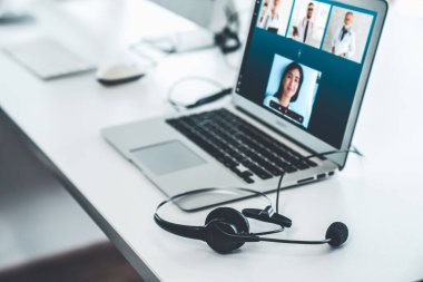 Doktorun hastayla aktif olarak konuşması için internet üzerinden teletıp görüntüsü