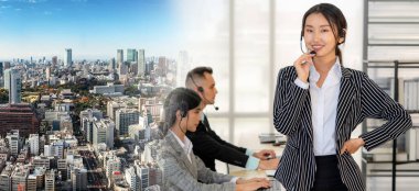 Ofiste çalışan, kulaklık takan iş adamları daha geniş görüşlü.