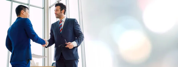 Business people handshake in corporate office in widen view — Stok fotoğraf