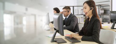 Ofiste çalışan, kulaklık takan iş adamları daha geniş görüşlü.