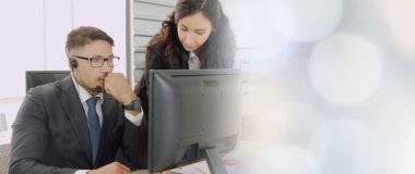 Ofiste çalışan, kulaklık takan iş adamları daha geniş görüşlü.