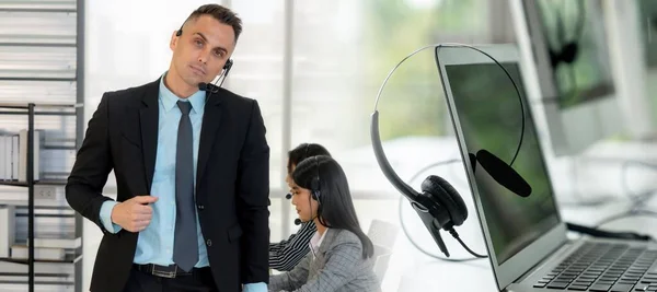 Οι επιχειρηματίες που φορούν ακουστικά και εργάζονται στο γραφείο διευρύνουν την προβολή — Φωτογραφία Αρχείου