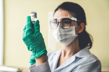 Yetenekli doktor aşıyı enjeksiyondan önce yeterince hazırlayın.