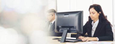 Ofiste çalışan, kulaklık takan iş adamları daha geniş görüşlü.