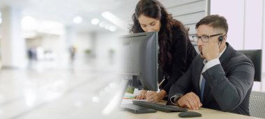 Ofiste çalışan, kulaklık takan iş adamları daha geniş görüşlü.