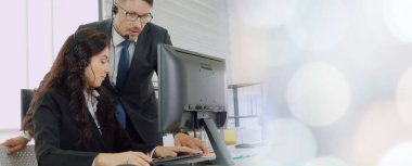 Ofiste çalışan, kulaklık takan iş adamları daha geniş görüşlü.