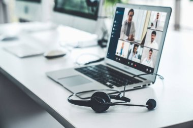 Doktorun hastayla aktif olarak konuşması için internet üzerinden teletıp görüntüsü