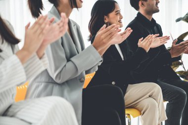 İş kadını, iş projesinde yeterlilikle yer alırsa ekipten kutlamalar aldı