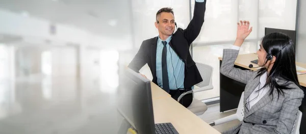 Gli uomini d'affari che indossano cuffie celebrano il lavoro in ufficio ampliare la vista — Foto Stock