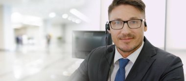 Ofiste çalışan, kulaklık takan iş adamları daha geniş görüşlü.