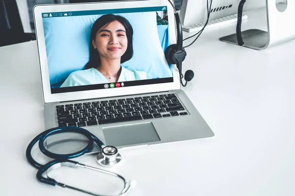 Serviço de telemedicina chamada de vídeo on-line para médico para conversar ativamente com o paciente — Fotografia de Stock