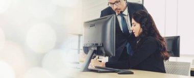 Ofiste çalışan, kulaklık takan iş adamları daha geniş görüşlü.