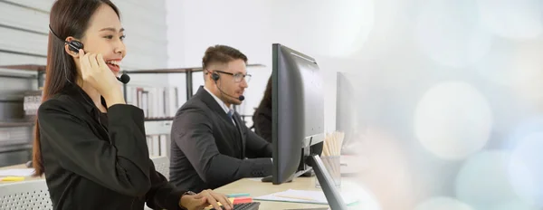 Gente de negocios con auriculares trabajando en la oficina ampliar vista —  Fotos de Stock