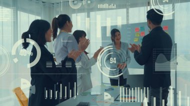 Şirket personeli toplantısındaki iş adamları imrendirici grafikle