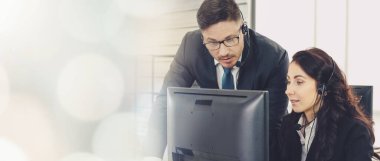 Ofiste çalışan, kulaklık takan iş adamları daha geniş görüşlü.